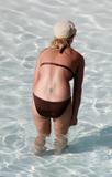 th_46708_Celebutopia-Britney_Spears_in_bikini_on_the_beach_in_the_Carribbean-24_122_1004lo.jpg