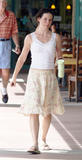 th_12930_Preppie_-_Evangeline_Lilly_out_to_lunch_in_Hawaii_-_October_17_2009_1_122_1138lo.jpg