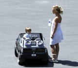 http://img188.imagevenue.com/loc514/th_98150_Celebutopia-Britney_Spears_playing_with_kids_in_Beverly_Hills-12_122_514lo.jpg