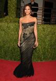 th_14907_Celebutopia-Halle_Berry_arrives_at_the_2009_Vanity_Fair_Oscar_party-59_122_653lo.jpg
