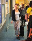 th_99715_Preppie_-_Jessica_Biel_arrives_at_Vancouver_International_Airport_-_September_23_2009_383_122_757lo.jpg