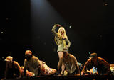th_02424_babayaga_Britney_Spears_The_Circus_Starring_Britney_Spears_Performance_03-03-2009_115_122_991lo.jpg