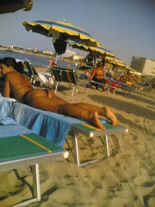 Italiana Mom On The Beach-h1nrdlrmcy.jpg