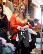 http://img188.imagevenue.com/loc537/th_216969443_Hilary_Duff_Shopping_in_Beverly_Hills8_122_537lo.jpg